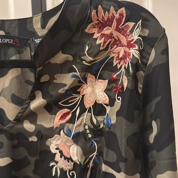Colleen Lopez Embroidered Camo Top NEW - Picture 6 of 8
